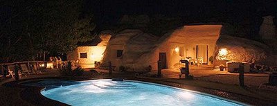 AAA-Höhlen-Lodges bei Nacht.jpg